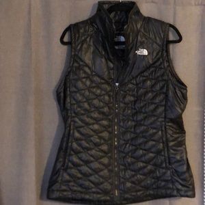 north face vest, never worn, lightweight, size large